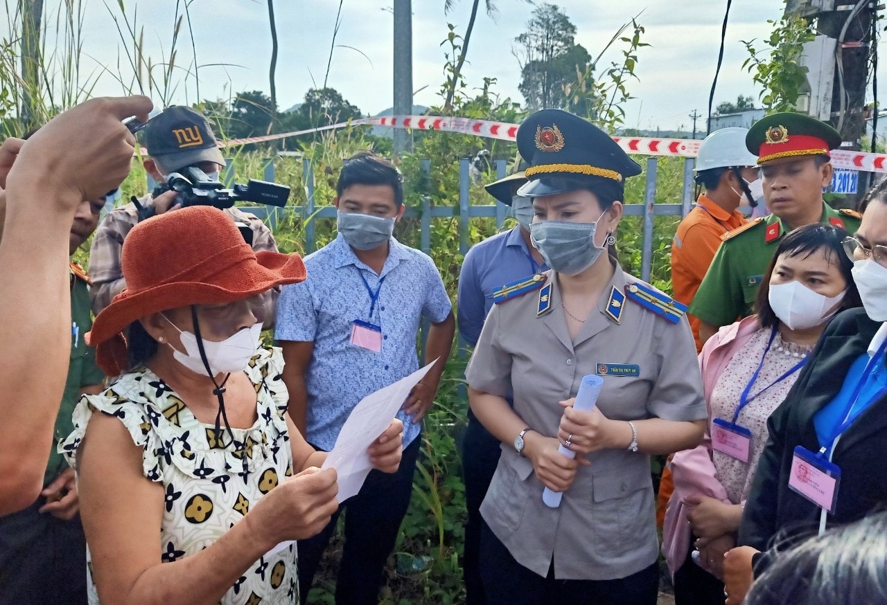 Bài 3: Tiến hành cưỡng chế di dời 2 ngôi mộ ra khỏi khu đất
