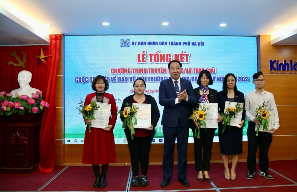 Trao giải Cuộc thi viết về 