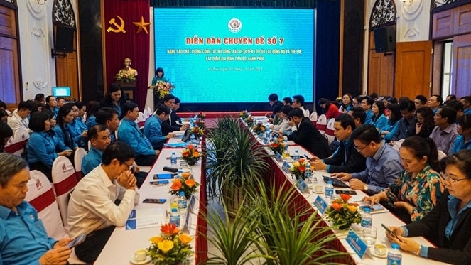 Ủy viên Đoàn Chủ tịch, Trưởng Ban Nữ công Tổng LĐLĐ Việt Nam Đỗ Hồng Vân phát biểu tại diễn đàn số 7