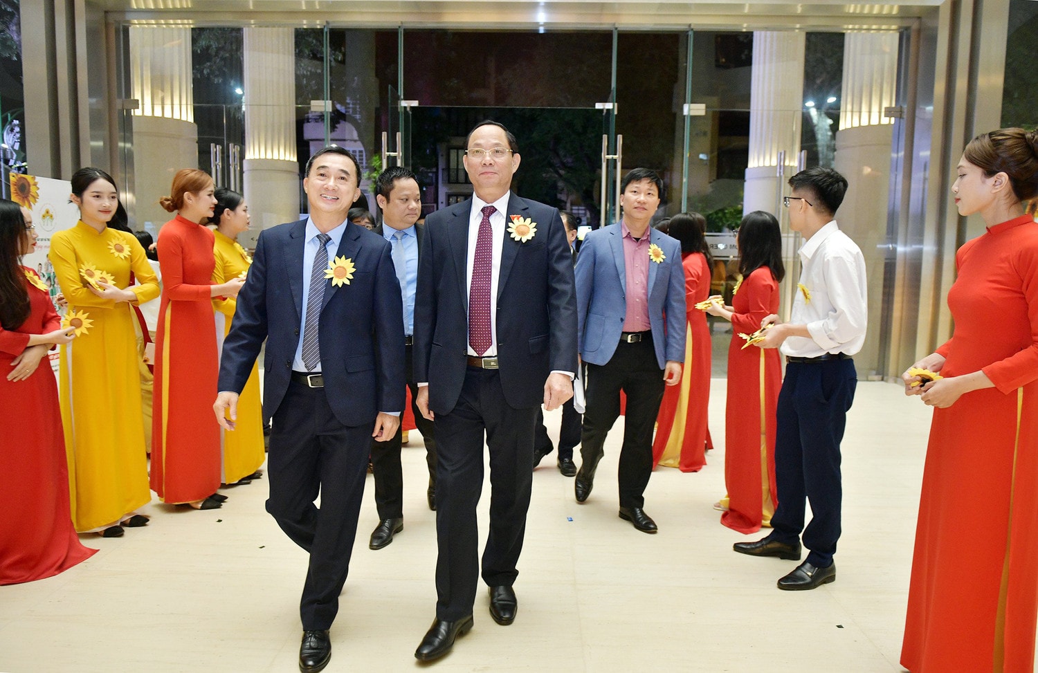 Phó Chủ tịch Quốc hội, Thượng tướng Trần Quang Phương dự chương trình nghệ thuật ủng hộ bệnh nhân ung thư nghèo