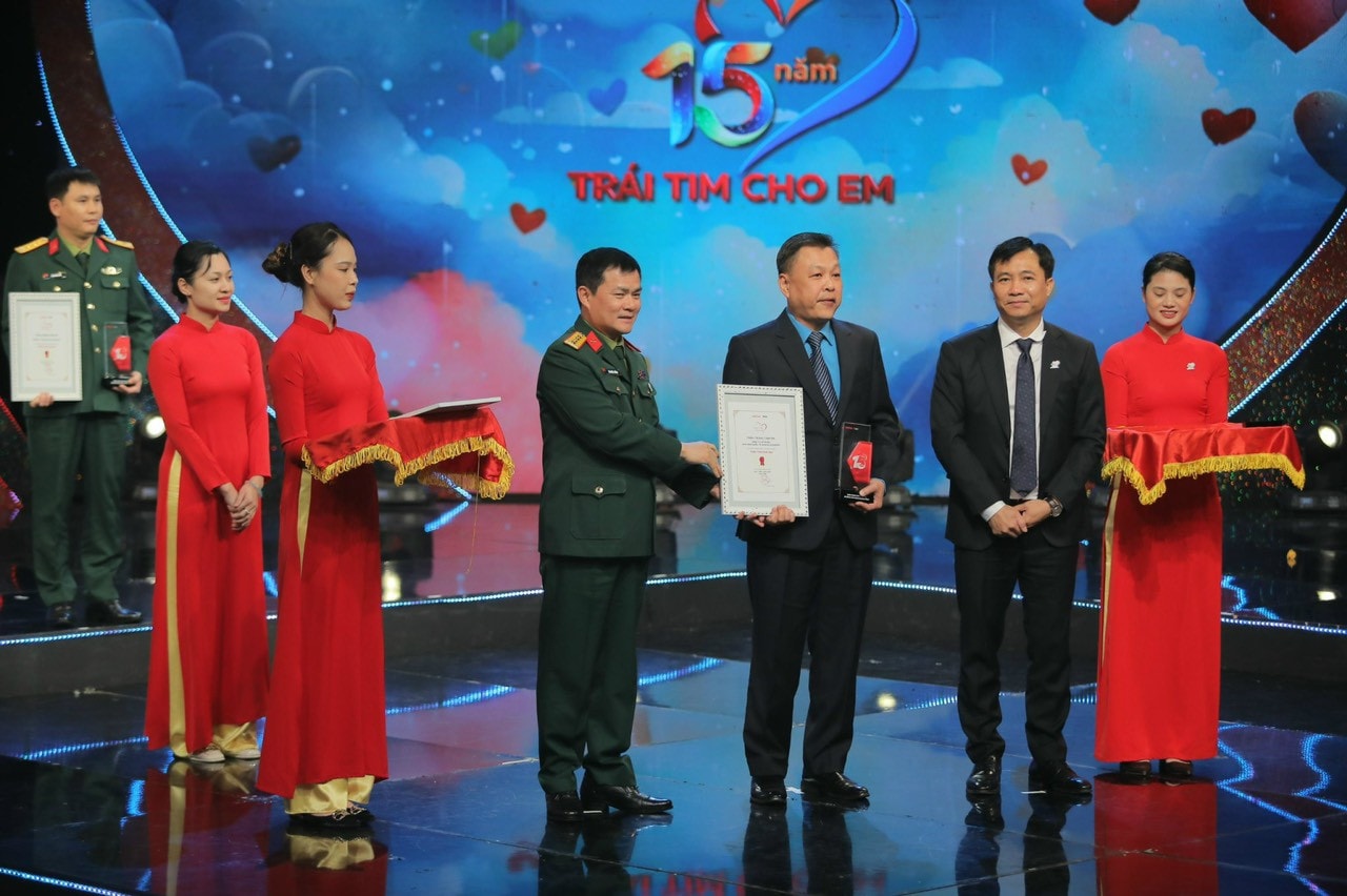 Hơn 31 tỷ đồng ủng hộ mổ tim trong đêm gala 15 năm 