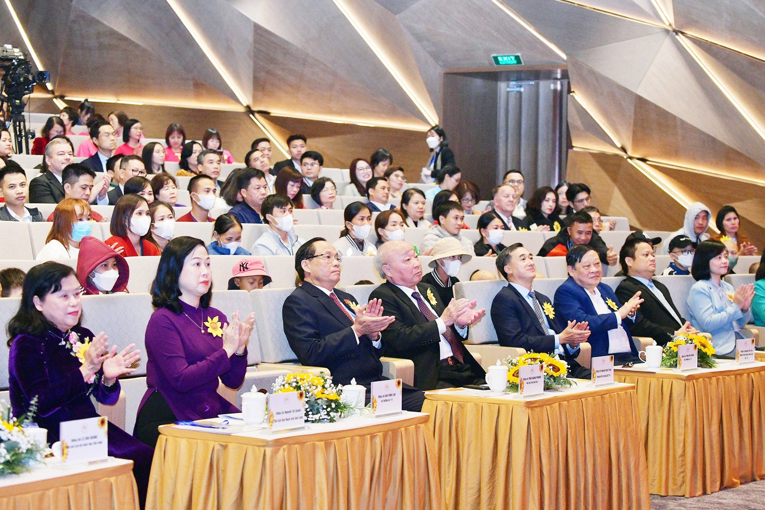 Phó Chủ tịch Quốc hội, Thượng tướng Trần Quang Phương dự chương trình nghệ thuật ủng hộ bệnh nhân ung thư nghèo