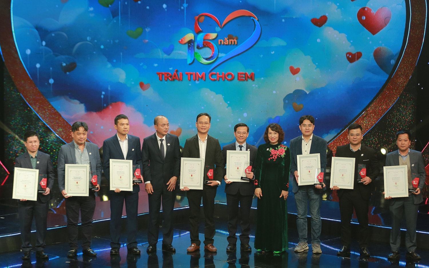 Hơn 31 tỷ đồng ủng hộ mổ tim trong đêm gala 15 năm 