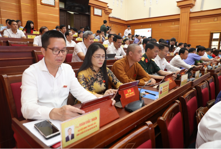 Các đại biểu sử dụng Hệ thống quản lý, điều hành các hoạt động của HĐND tỉnh trên nền tảng số tại kỳ họp - Ảnh L. Hiếu