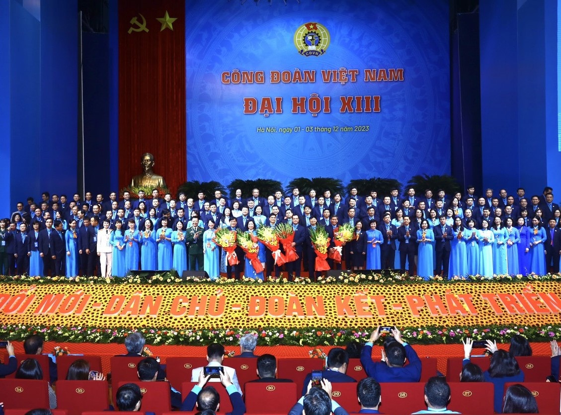 Các Ủy viên Ban Chấp hành Tổng Liên đoàn Lao động Việt Nam khóa XIII, nhiệm kỳ 2023 - 2028 ra mắt Đại hội - ẢNH NGUYỄN HẢI