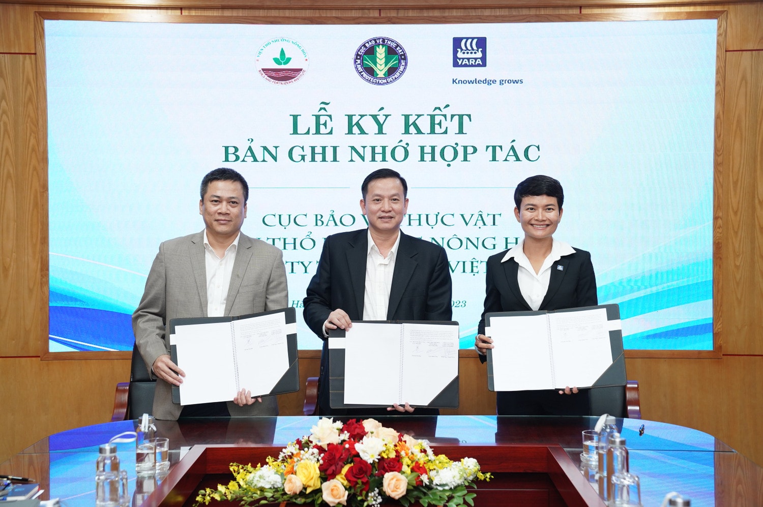 Ông Huỳnh Tấn Đạt, Cục trưởng Cục Bảo vệ thực vật (giữa), ông Trần Minh Tiến, Viện trưởng Viện Thổ nhưỡng Nông hóa và bà Trần Ngọc Thanh Trúc, Tổng Giám đốc Yara Việt Nam ký bản ghi nhớ hợp tác sáng 4.12