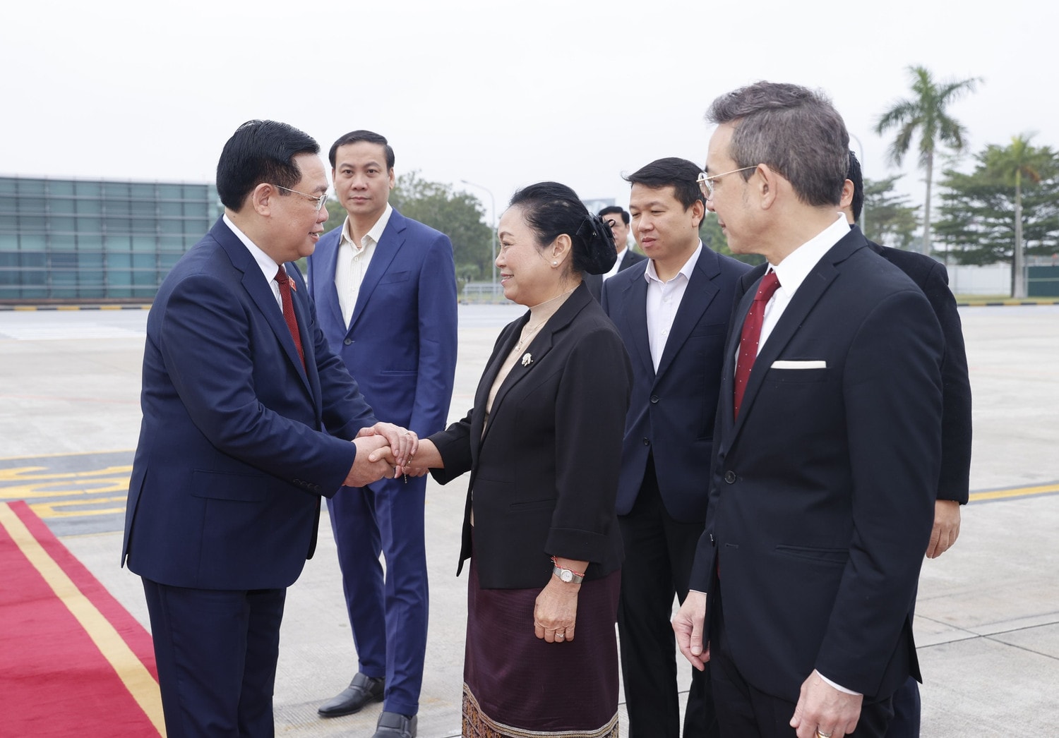 Chủ tịch Quốc hội Vương Đình Huệ lên đường dự Hội nghị cấp cao Quốc hội 3 nước CLV, thăm và làm việc tại Lào; thăm chính thức Thái Lan -0