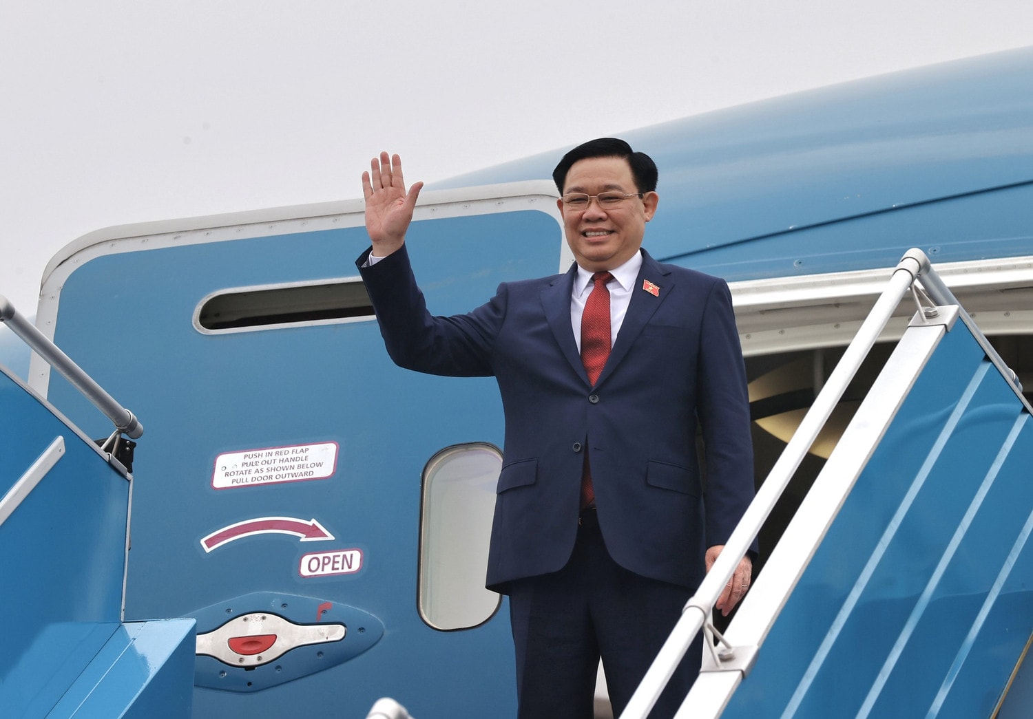 Chủ tịch Quốc hội Vương Đình Huệ lên đường dự Hội nghị cấp cao Quốc hội 3 nước CLV, thăm và làm việc tại Lào; thăm chính thức Thái Lan -0
