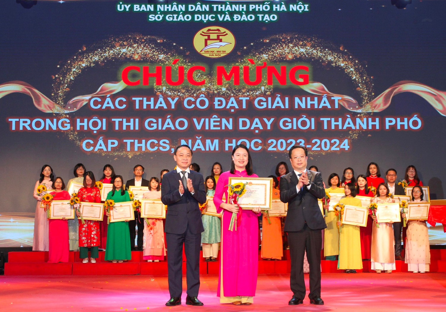 Hà Nội trao thưởng 179 giáo viên dạy giỏi cấp thành phố -0