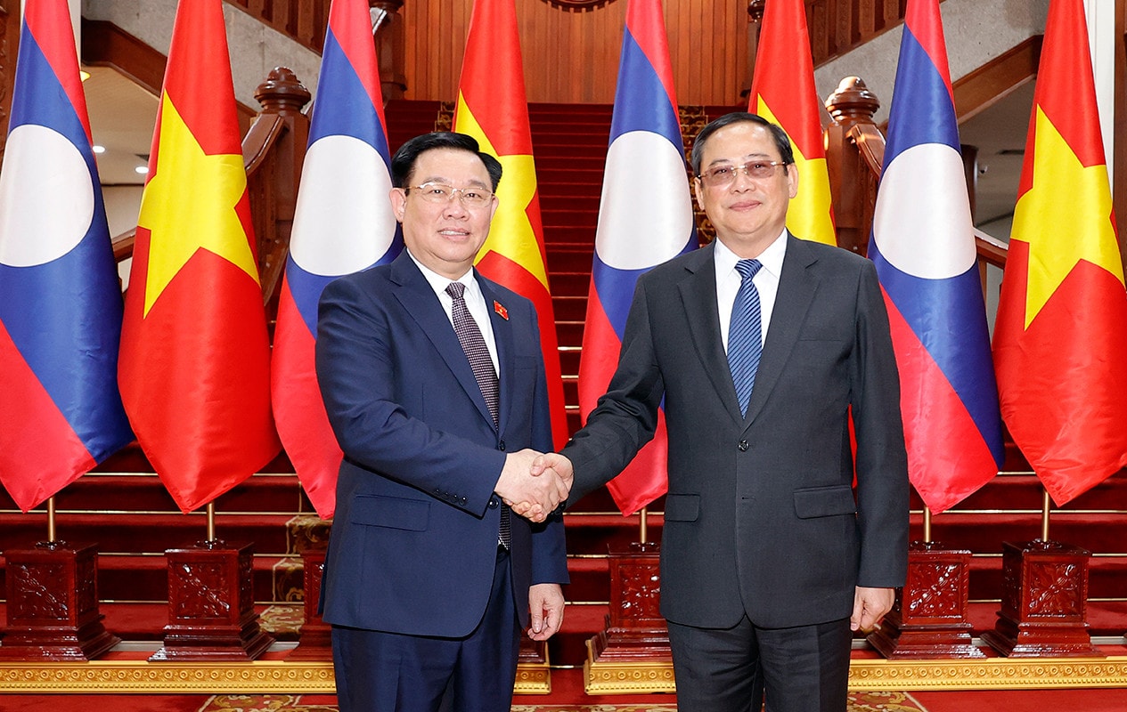 Chủ tịch Quốc hội Vương Đình Huệ hội kiến Thủ tướng Chính phủ Lào Sonexay Siphandone -0