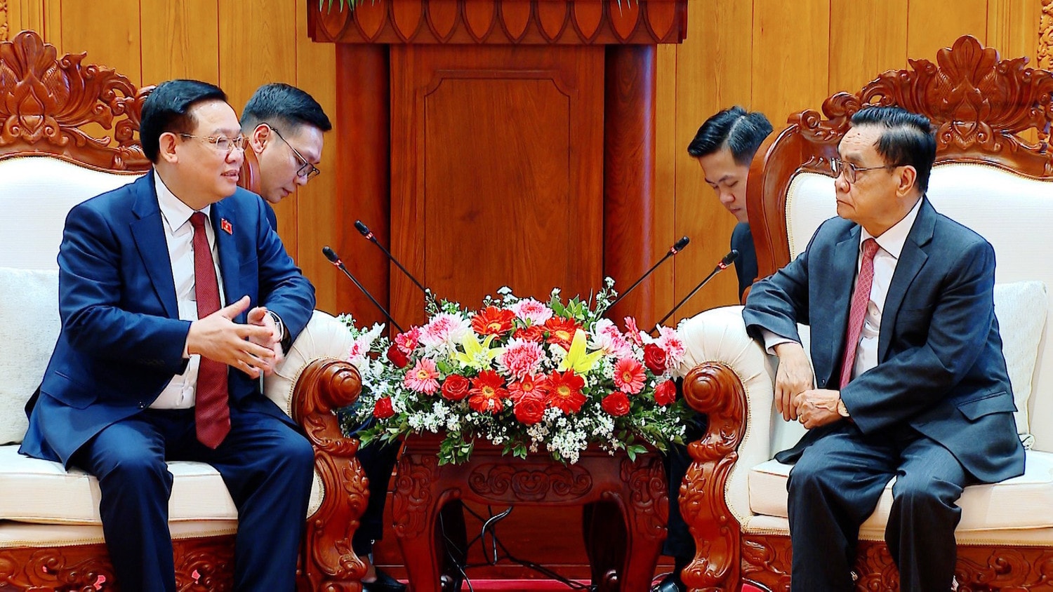 Chủ tịch Quốc hội Vương Đình Huệ thăm các nguyên lãnh đạo cấp cao của Lào -0