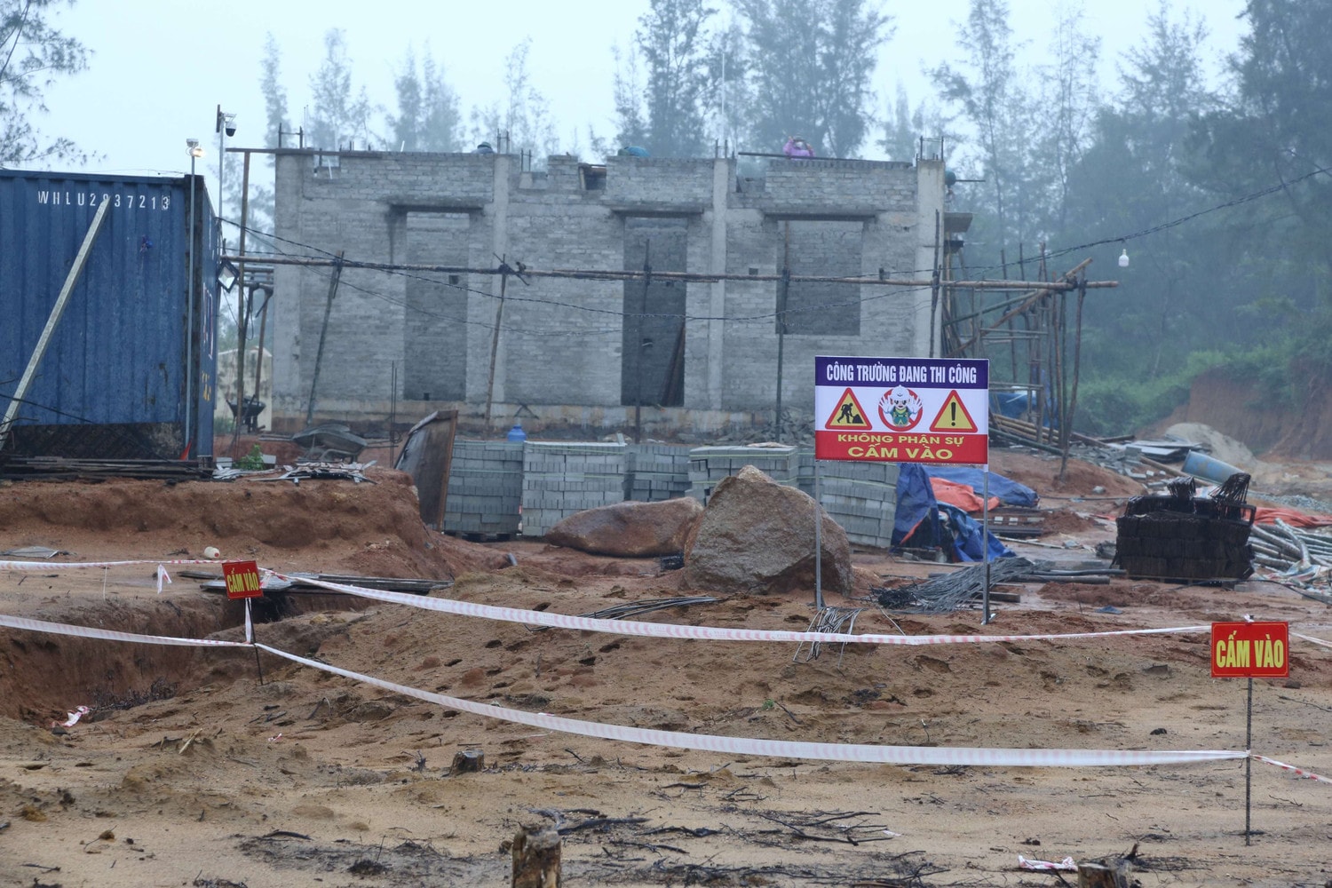 Dù còn vướng 0,36ha đất rừng sản xuất chưa được chuyển đổi mục đích sử dụng, nhưng doanh nghiệp vẫn tổ chức thi công rầm rộ. Ảnh: Xuân Sinh Dự án Đường dây và Trạm biến áp 110kW thi cồng bất chấp quy định! -1