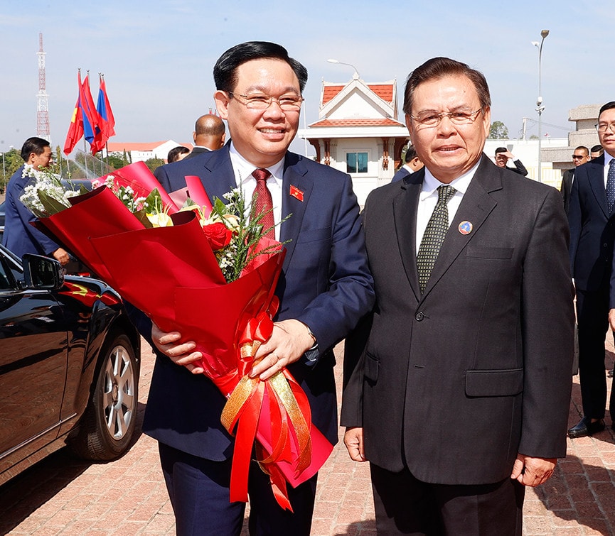 Chủ tịch Quốc hội Vương Đình Huệ hội đàm với Chủ tịch Quốc hội Lào Saysomphone Phomvihane -0