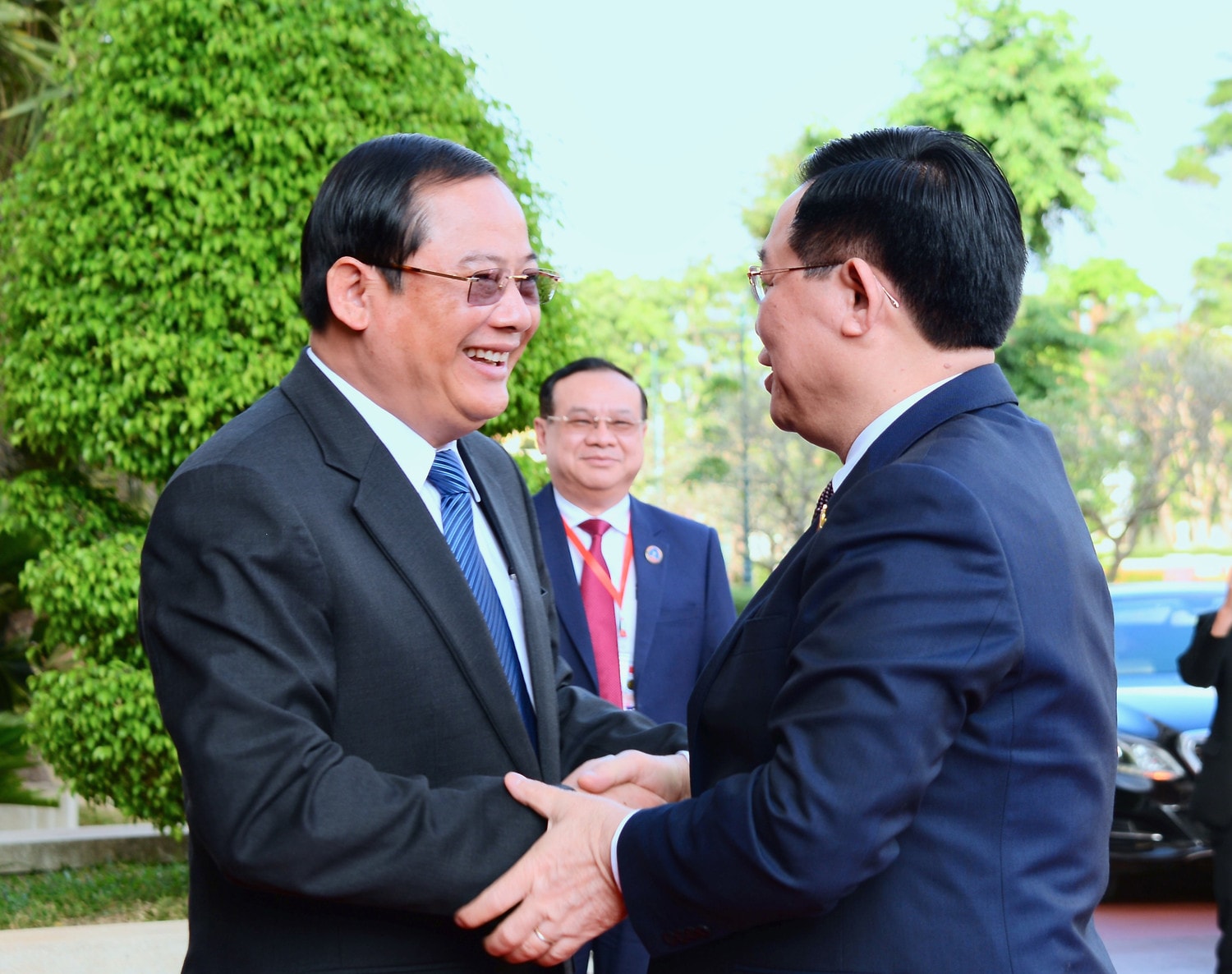 Chủ tịch Quốc hội Vương Đình Huệ hội kiến Thủ tướng Chính phủ Lào Sonexay Siphandone -0
