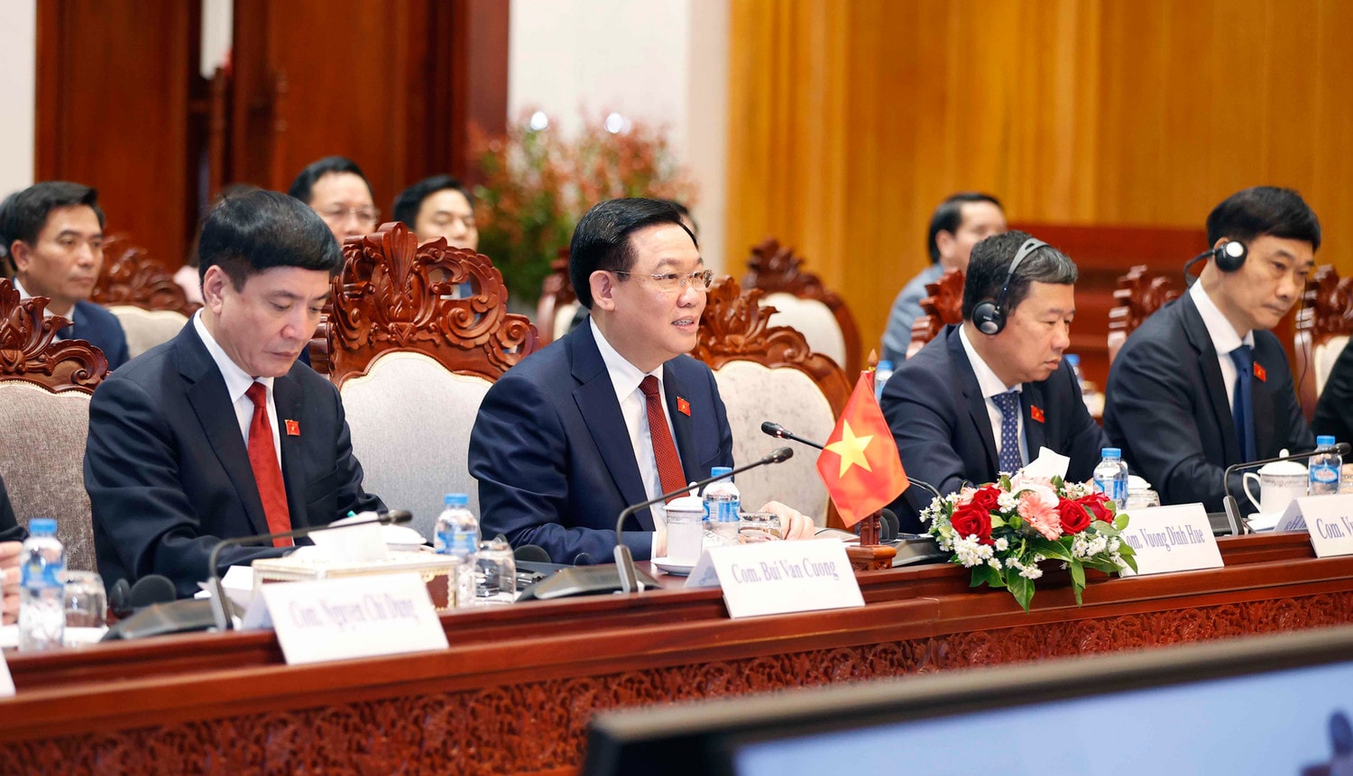 Chủ tịch Quốc hội Vương Đình Huệ hội đàm với Chủ tịch Quốc hội Lào Saysomphone Phomvihane -0