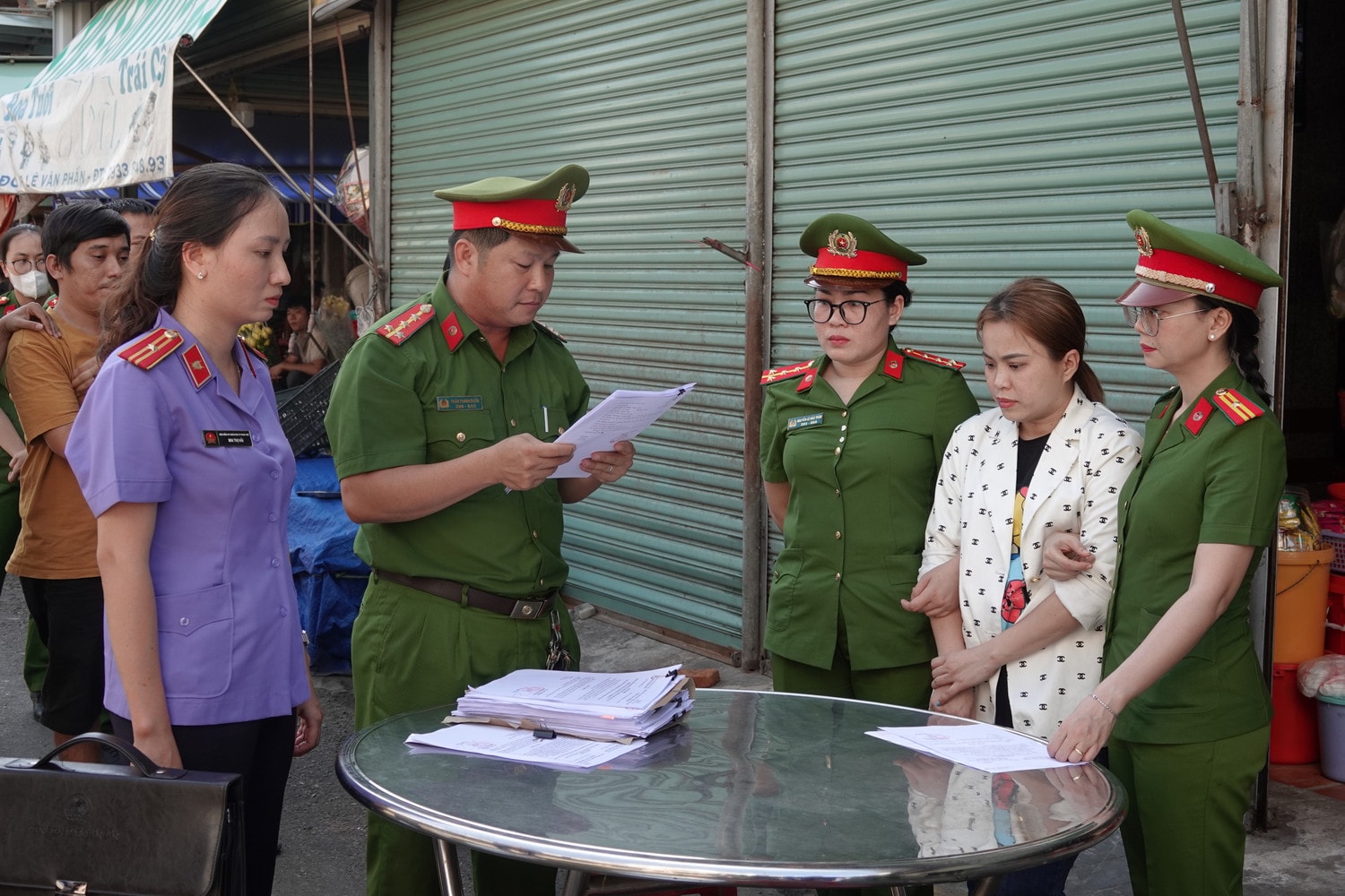 Cơ quan chức năng tỉnh Bình Thuận tống đạt Quyết định khởi tố bị can, thi hành Lệnh bắt bị can để tạm giam đối với chủ hụi Ngô Thị Loan Chi Cơ quan chức năng tỉnh Bình Thuận tống đạt Quyết định khởi tố bị can, thi hành Lệnh bắt bị can để tạm giam đối với chủ hụi Ngô Thị Loan Chi