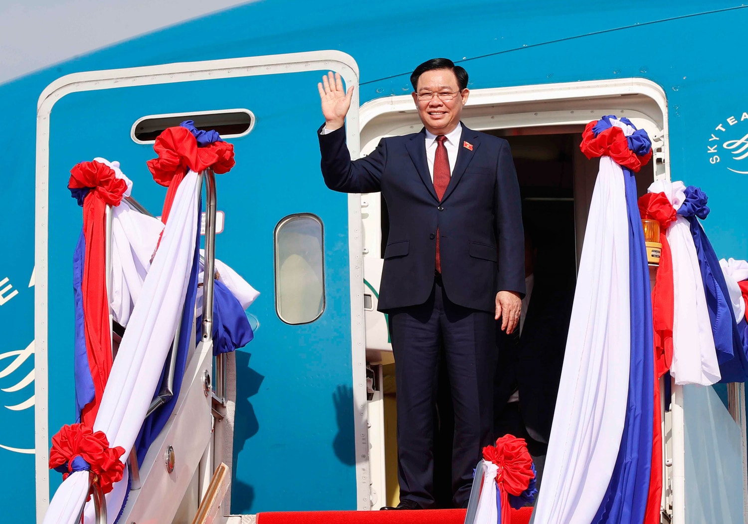 Chủ tịch Quốc hội Vương Đình Huệ đến Vientiane, bắt đầu tham dự Hội nghị cấp cao Quốc hội CLV, thăm và làm việc tại Lào -0