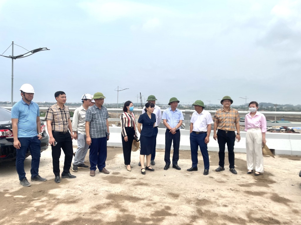 Đoàn giám sát của Ban Kinh tế - Ngân sách HĐND tỉnh thực tế tại Dự án Đường ven sông đoạn từ nút giao Đầm Nhà Mạc đến đường tỉnh lộ 338 - ảnh Thu Trang