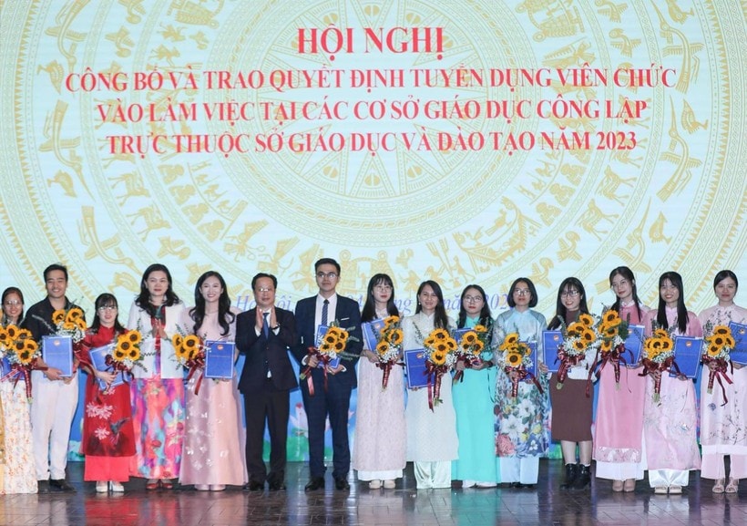 Hà Nội: Trao quyết định bổ sung gần 400 viên chức ngành giáo dục -0