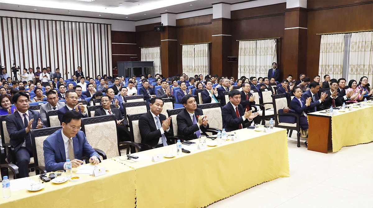 Chủ tịch Quốc hội Vương Đình Huệ: Tạo đột phá trong hợp tác kinh tế, thương mại là nguyện vọng cháy bỏng của cả Việt Nam và Lào -4