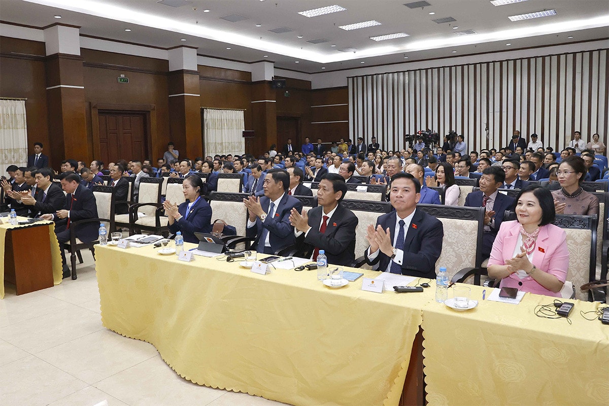 Chủ tịch Quốc hội Vương Đình Huệ: Tạo đột phá trong hợp tác kinh tế, thương mại là nguyện vọng cháy bỏng của cả Việt Nam và Lào -5