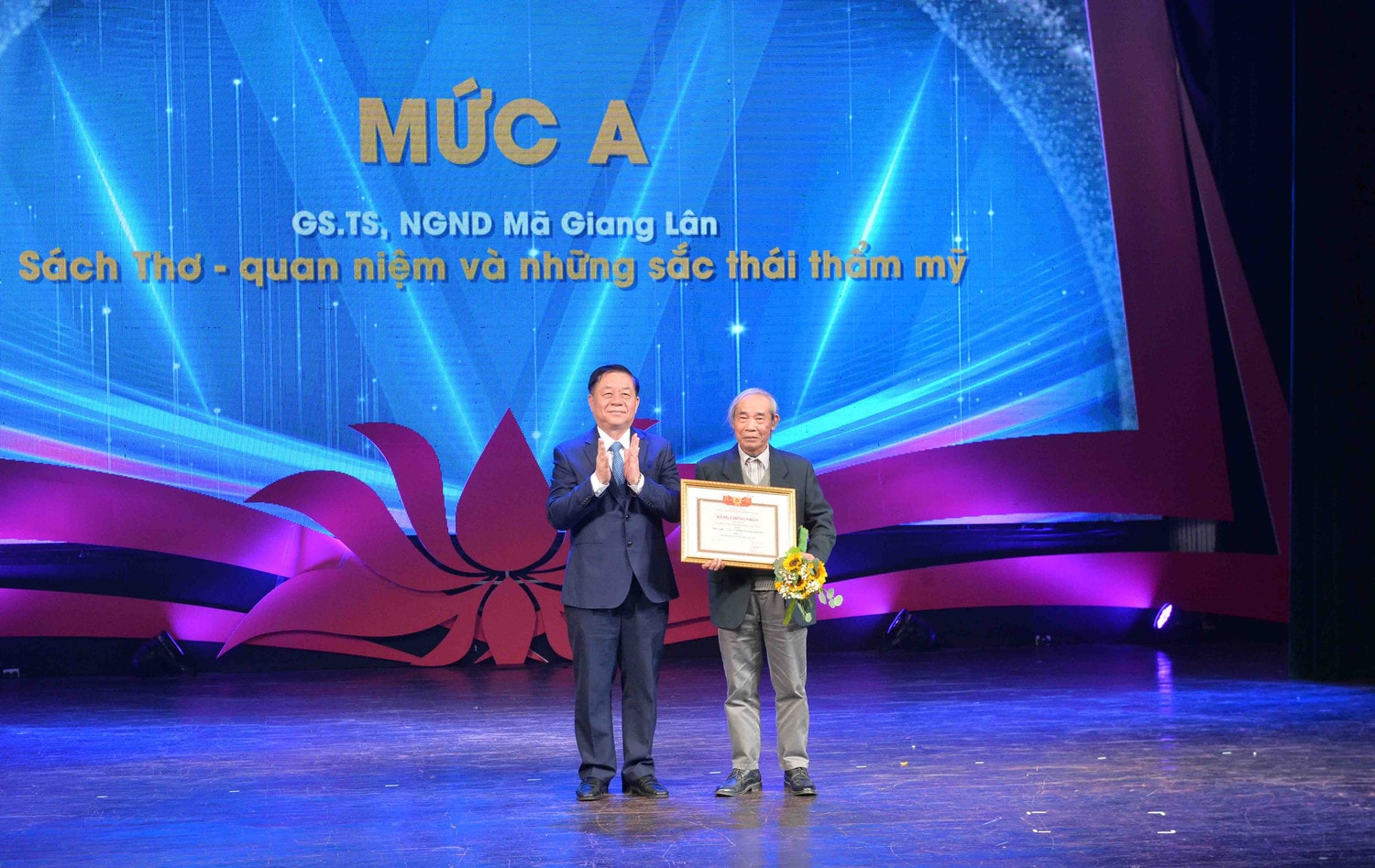 Trưởng Ban Tuyên giáo Trung ương Nguyễn Trọng Nghĩa trao tặng thưởng mức A cho GS.TS, Nhà giáo nhân dân Mã Giang Lân với tác phẩm “Thơ – quan niệm và những sắc thái thẩm mỹ”