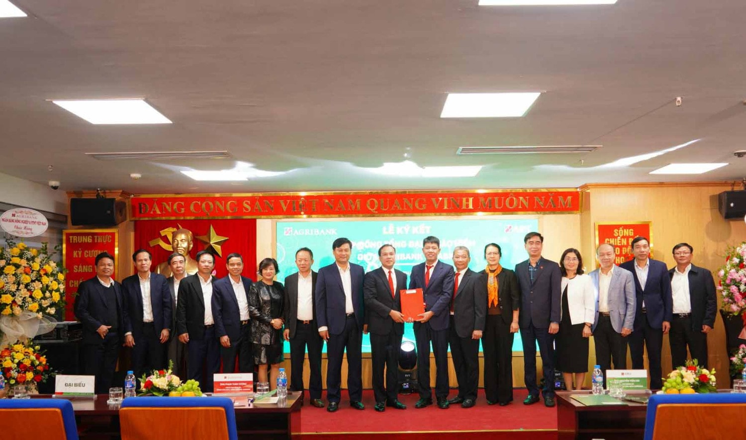 Toàn cảnh Lễ ký Bảo hiểm Agribank tổ chức Lễ ký hợp đồng tổng đại lý bảo hiểm -0