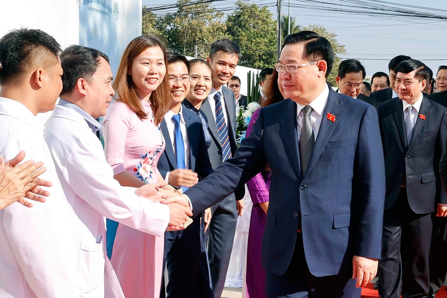 Chủ tịch Quốc hội Vương Đình Huệ thăm Bệnh viện Lavie, Lào -0