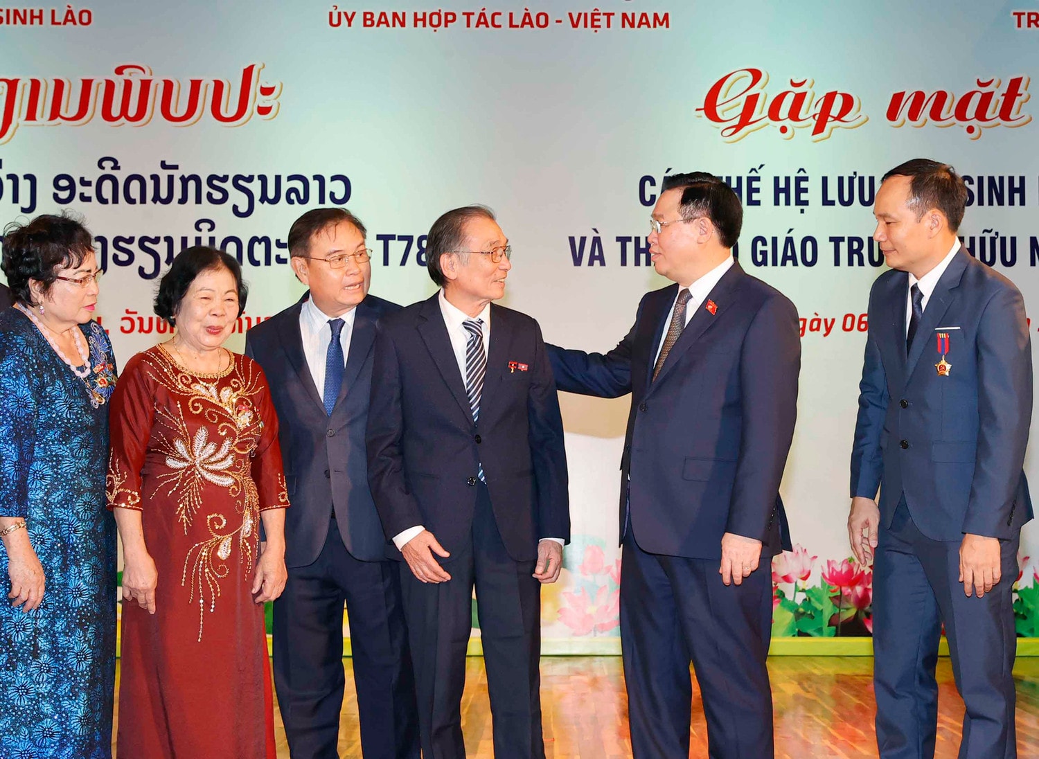 Chủ tịch Quốc hội Vương Đình Huệ: Dù thời cuộc đổi thay, tình cảm thủy chung, son sắt Việt - Lào mãi luôn không thay đổi -0