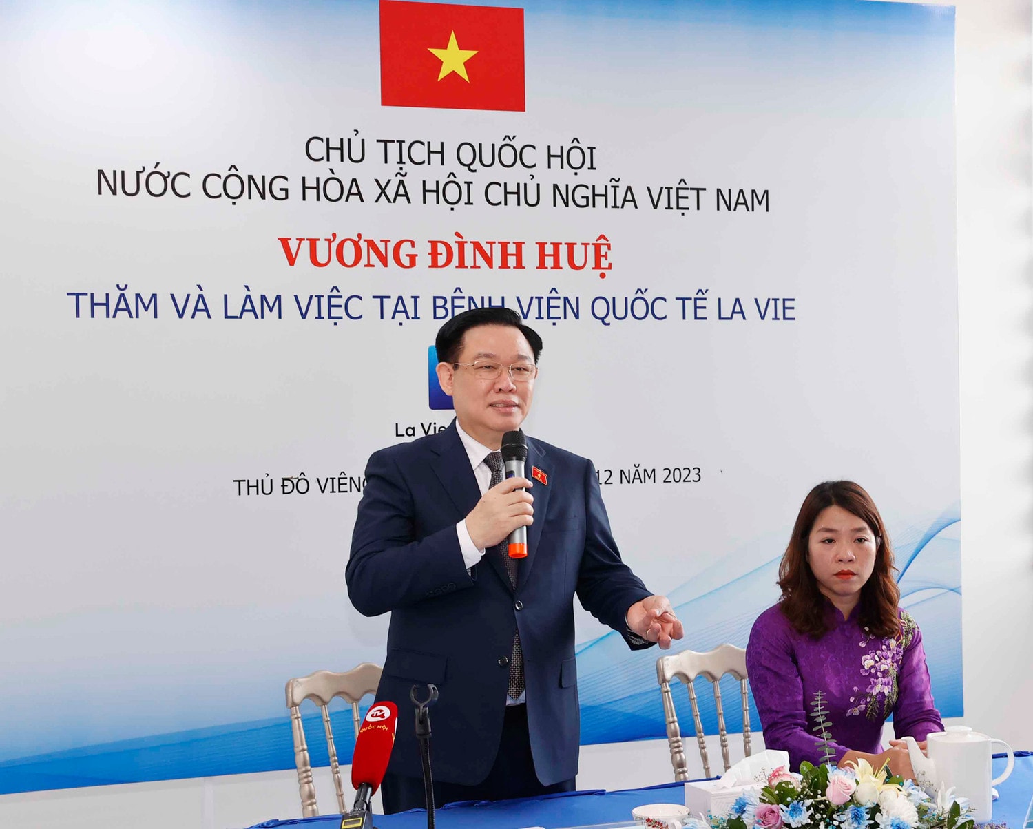 Chủ tịch Quốc hội Vương Đình Huệ thăm Bệnh viện Lavie, Lào -0