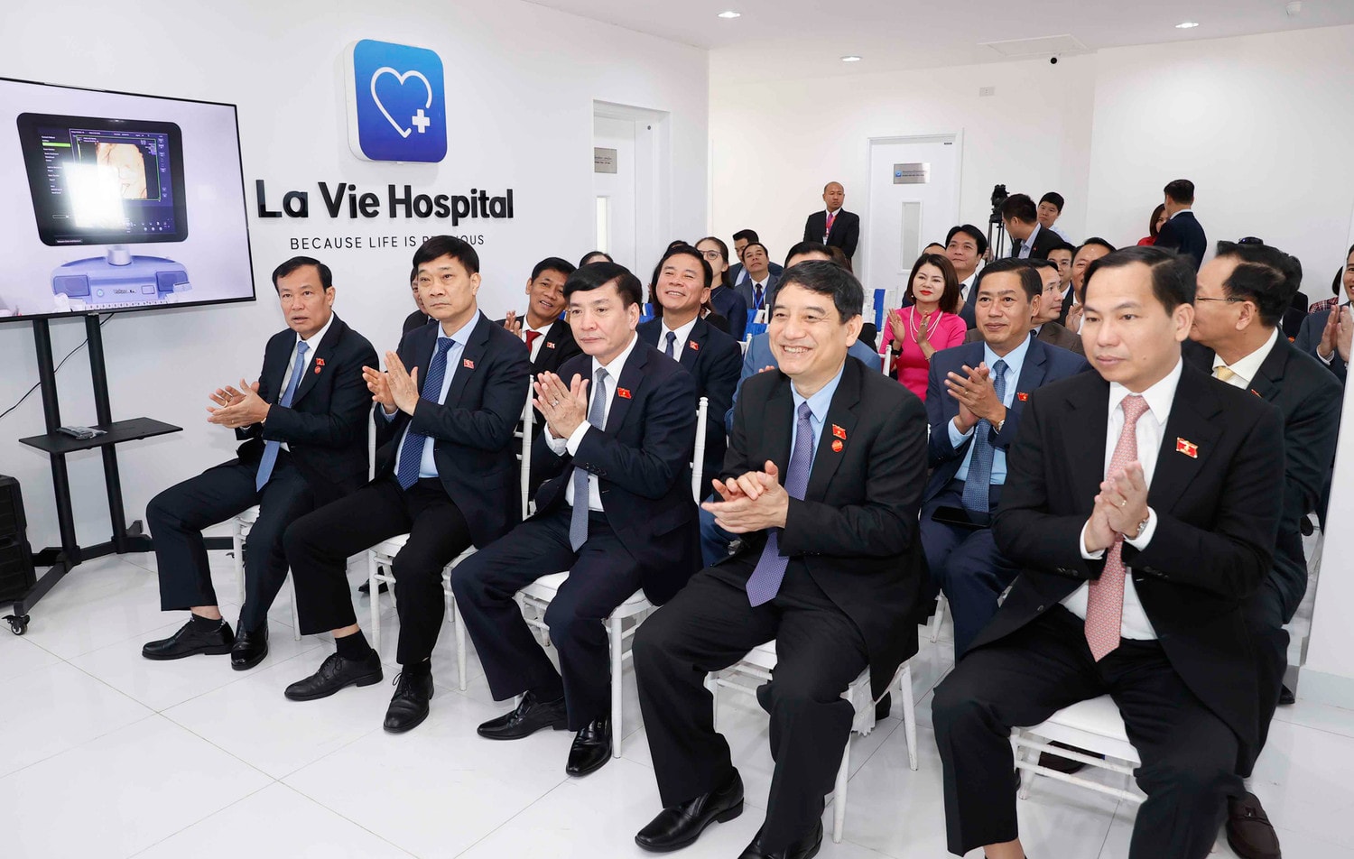 Chủ tịch Quốc hội Vương Đình Huệ thăm Bệnh viện Lavie, Lào -0
