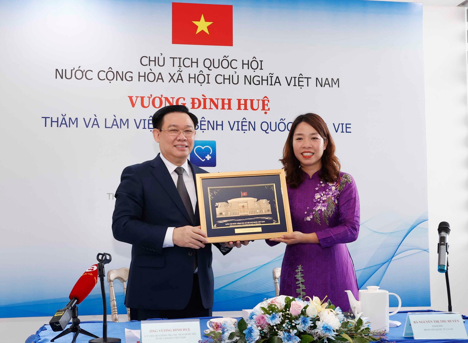 Chủ tịch Quốc hội Vương Đình Huệ thăm Bệnh viện Lavie, Lào -0