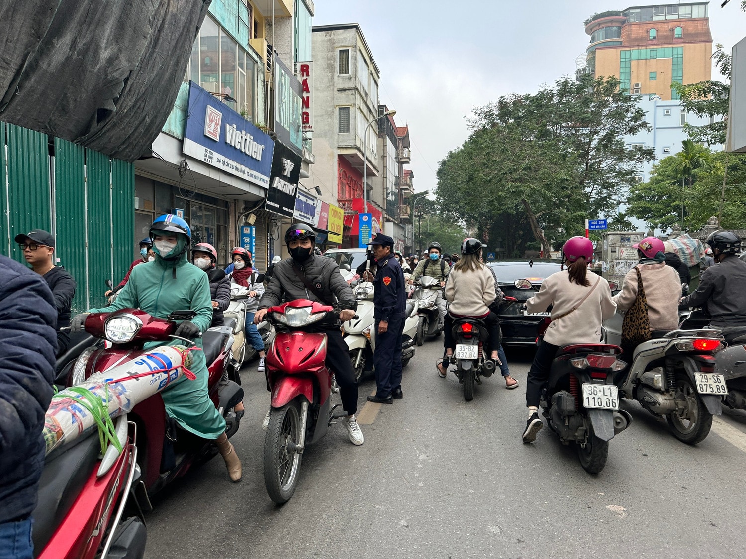 Phố Đội Cấn ùn ứ giờ cao điểm khi cho ô tô lưu thông hai chiều, phụ huynh ‘leo’ vỉa hè để đưa con đi học -0