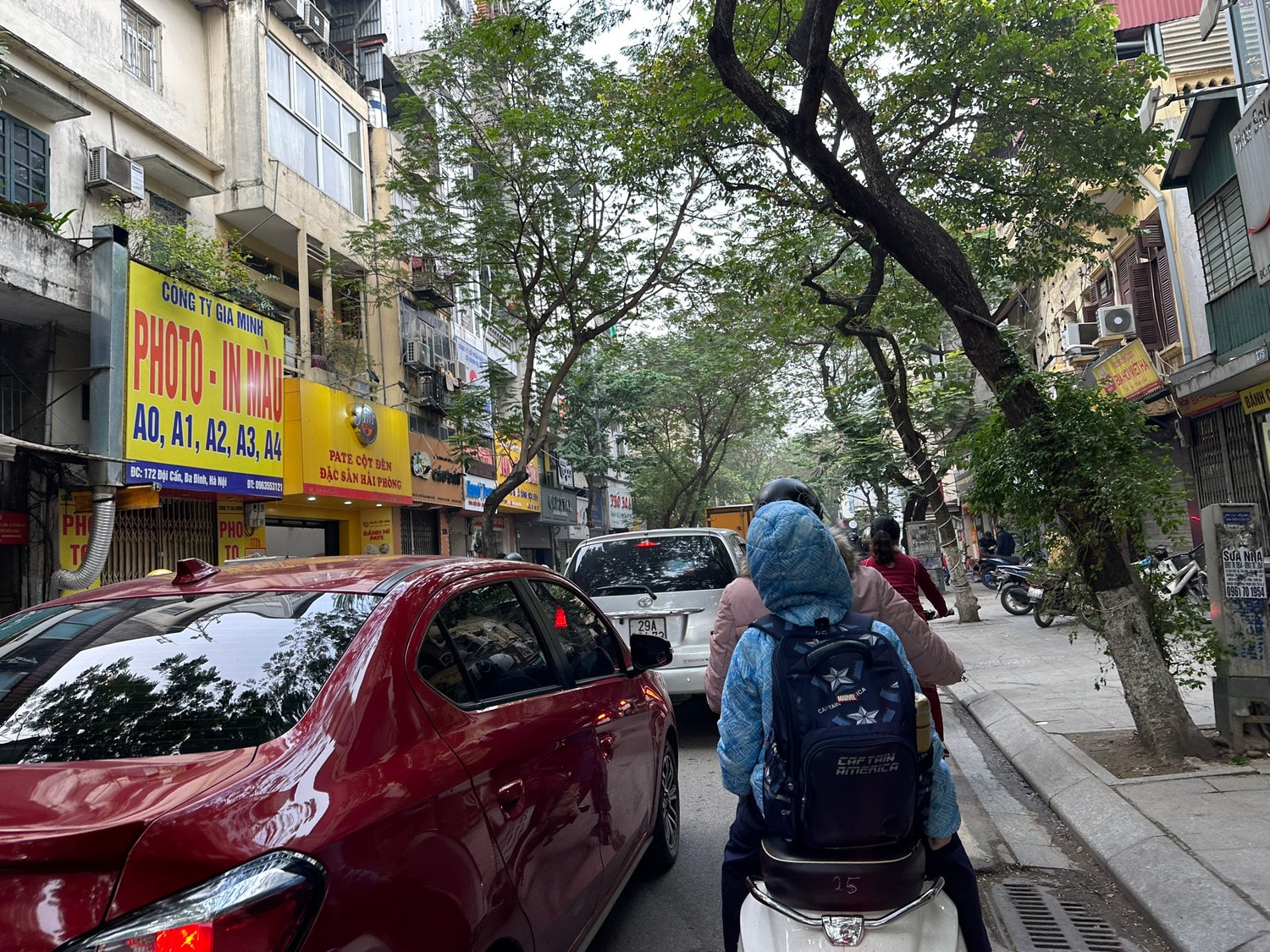 Phố Đội Cấn ùn ứ giờ cao điểm khi cho ô tô lưu thông hai chiều, phụ huynh ‘leo’ vỉa hè để đưa con đi học -0