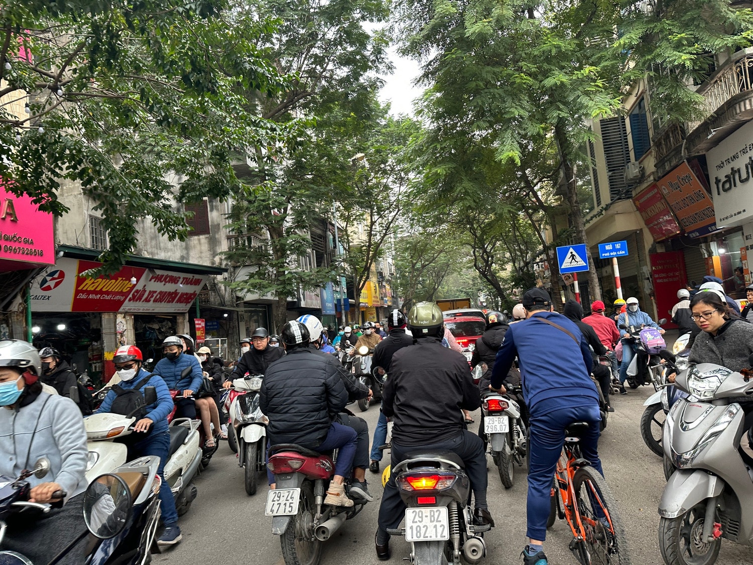 Phố Đội Cấn ùn ứ giờ cao điểm khi cho ô tô lưu thông hai chiều, phụ huynh ‘leo’ vỉa hè để đưa con đi học -0