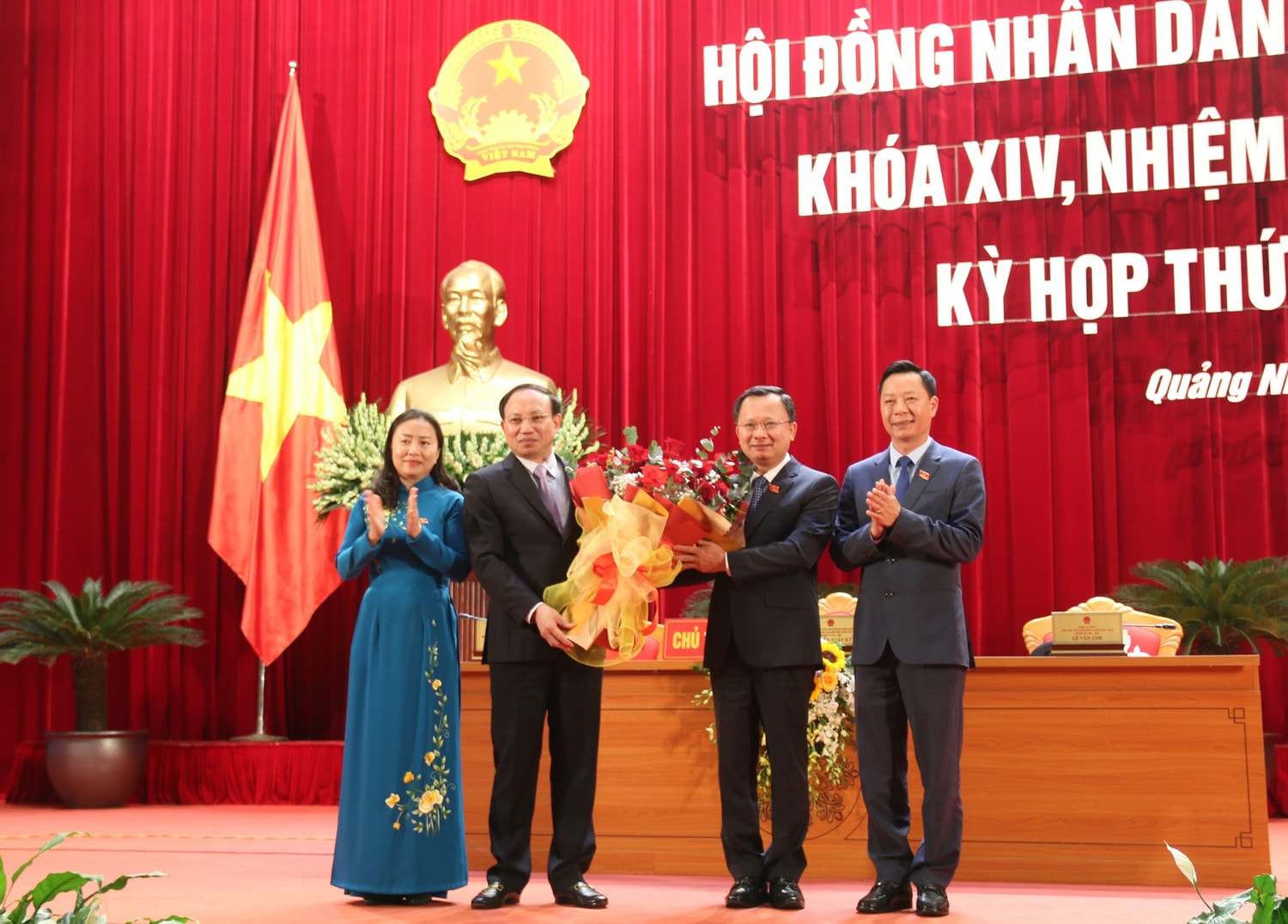 Tập thể Thường trực HĐND tỉnh chúc mừng tân Chủ tịch UBND tỉnh Cao Tường Huy Ông Cao Tường Huy được bầu giữ chức vụ Chủ tịch UBND tỉnh Quảng Ninh -0