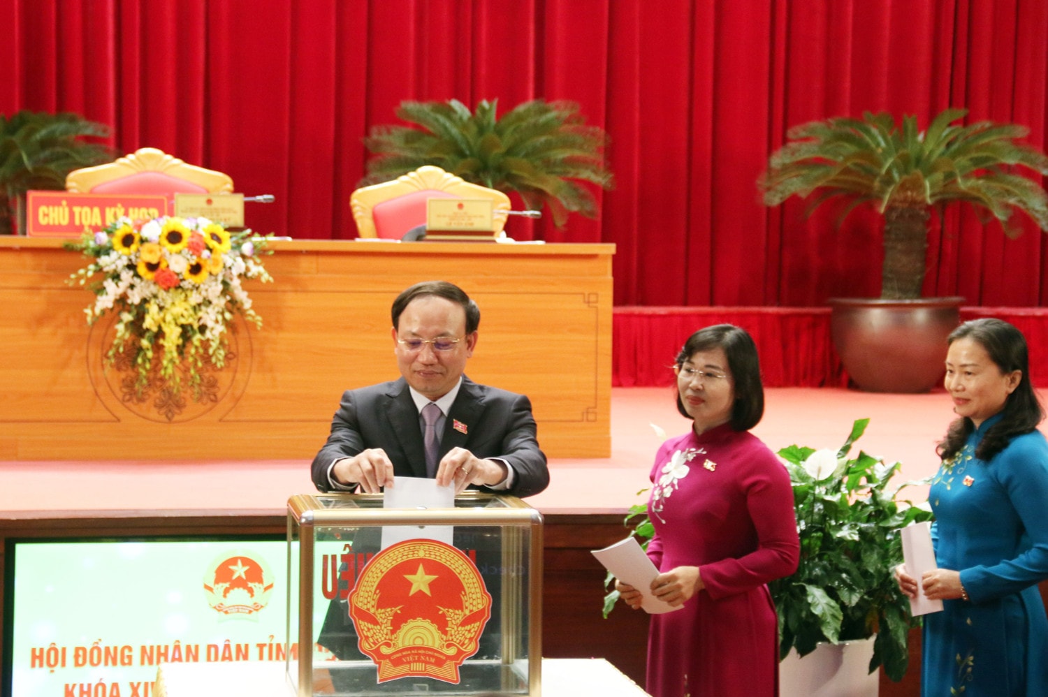Đại biểu HĐND tỉnh Khóa XIV bỏ phiếu tín nhiệm đối với 27 người giữ chức vụ do HĐND tỉnh bầu Quảng Ninh: Công bố kết quả lấy phiếu tín nhiệm đối với 27 người giữ chức vụ do HĐND tỉnh bầu -0