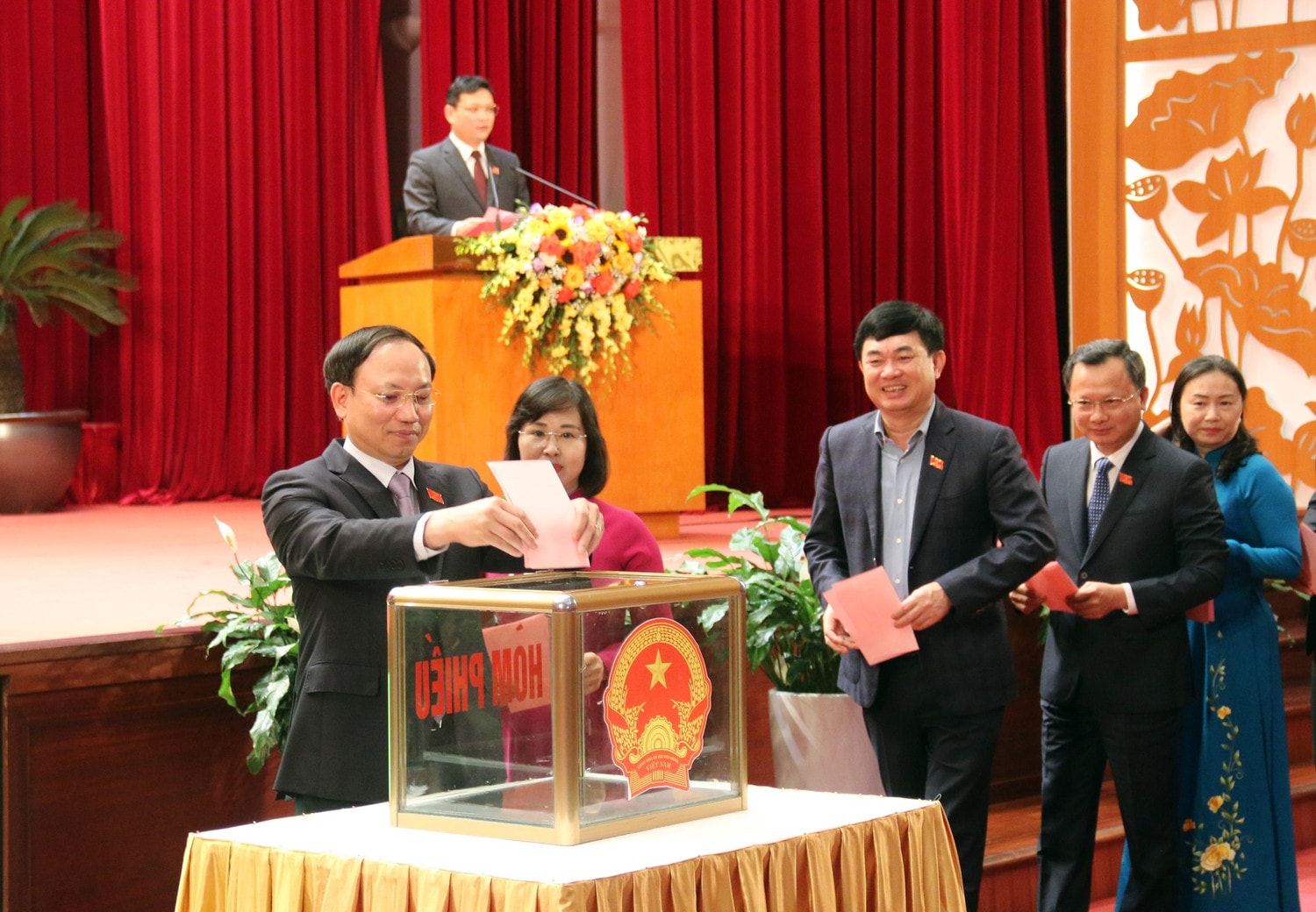 Đại biểu HĐND tỉnh bỏ phiếu bầu ông Cao Tường Huy giữ chức vụ Chủ tịch UBND tỉnh nhiệm kỳ 2021 - 2026 Ông Cao Tường Huy được bầu giữ chức vụ Chủ tịch UBND tỉnh Quảng Ninh -0