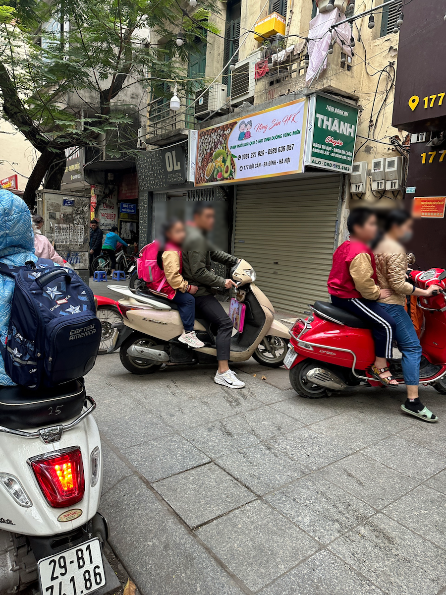 Phố Đội Cấn ùn ứ giờ cao điểm khi cho ô tô lưu thông hai chiều, phụ huynh ‘leo’ vỉa hè để đưa con đi học -0