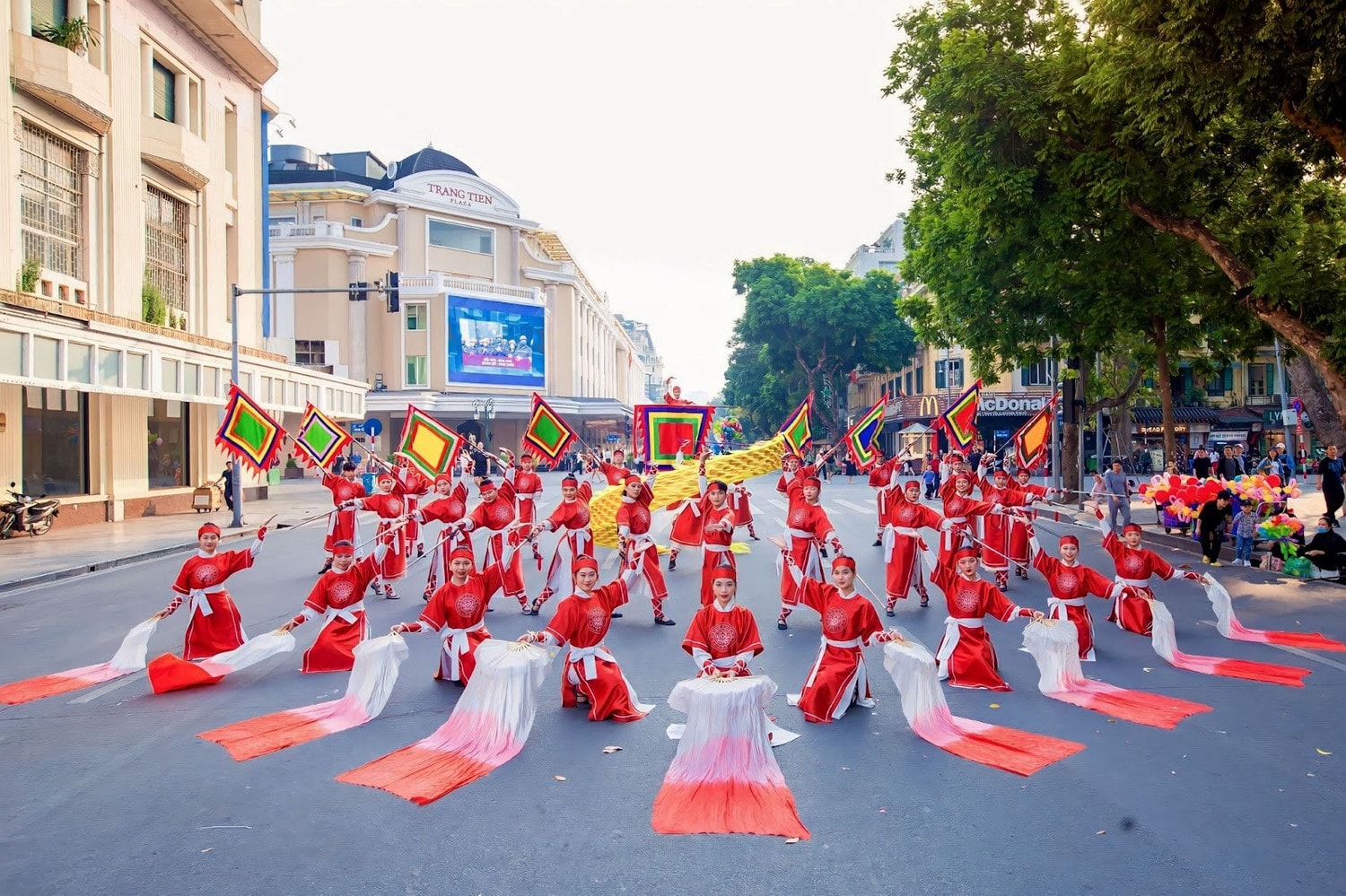 Sục sôi hào khí non sông qua MV “Hội nghị Diên Hồng - Thánh tổ Trần Nhân Tông” trên phố đi bộ Hồ Gươm -0
