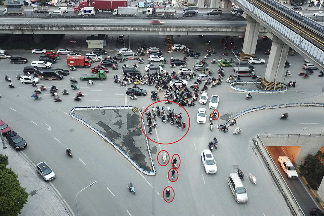 Hà Nội: Hàng nghìn xe máy vi phạm giao thông đi ngược chiều trên đường Nguyễn Trãi -0