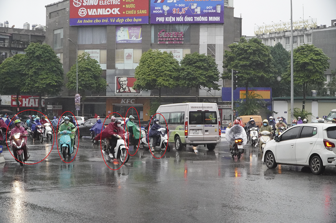 Hà Nội: Hàng nghìn xe máy vi phạm giao thông đi ngược chiều trên đường Nguyễn Trãi -0