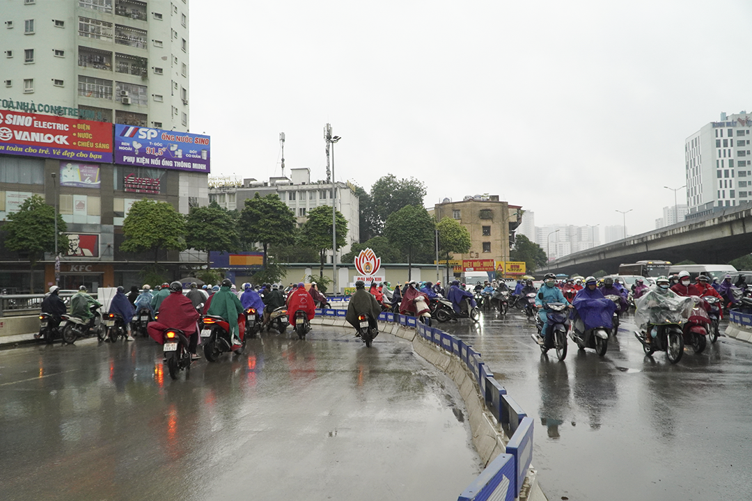 Hà Nội: Hàng nghìn xe máy vi phạm giao thông đi ngược chiều trên đường Nguyễn Trãi -0
