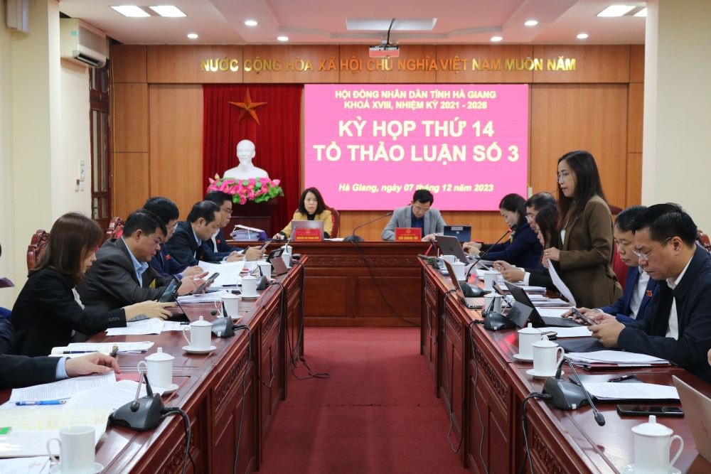 Các đại biểu Tổ 3 thảo luận sôi nổi vào phương hướng, nhiệm vụ phát triển kinh tế - xã hội năm 2024. Ảnh: Trọng Hiếu