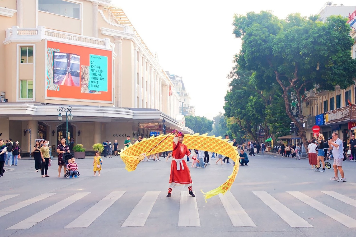 Sục sôi hào khí non sông qua MV “Hội nghị Diên Hồng - Thánh tổ Trần Nhân Tông” trên phố đi bộ Hồ Gươm -0