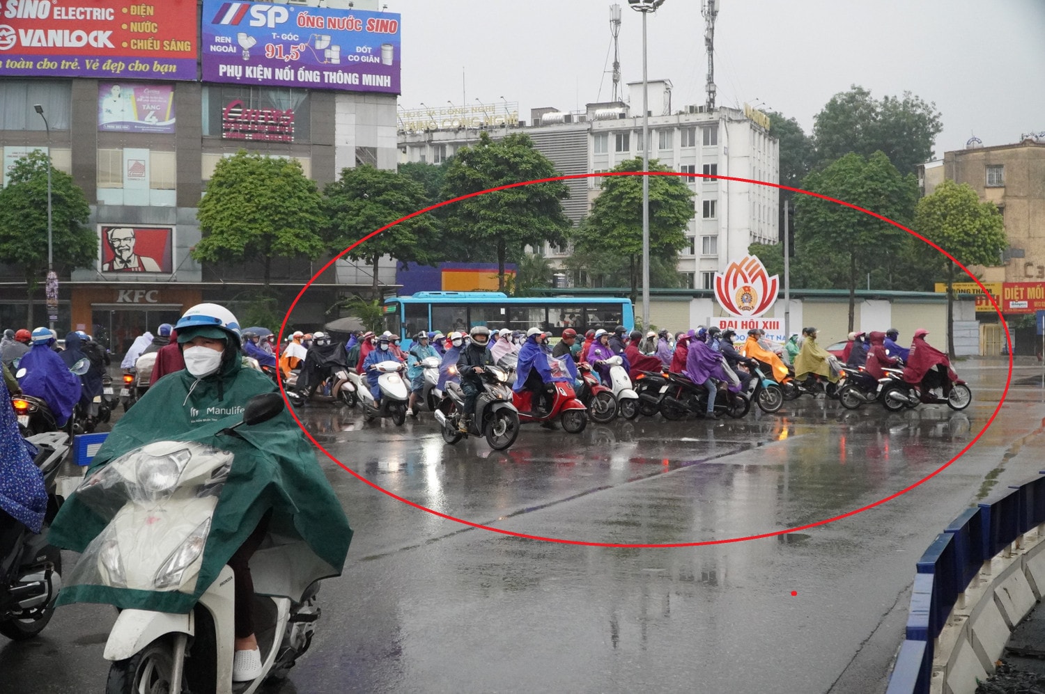 Dòng phương tiện xe máy khoanh đỏ di chuyển ngược chiều trên đường Nguyễn Trãi. Hà Nội: Hàng nghìn xe máy vi phạm giao thông đi ngược chiều trên đường Nguyễn Trãi -0