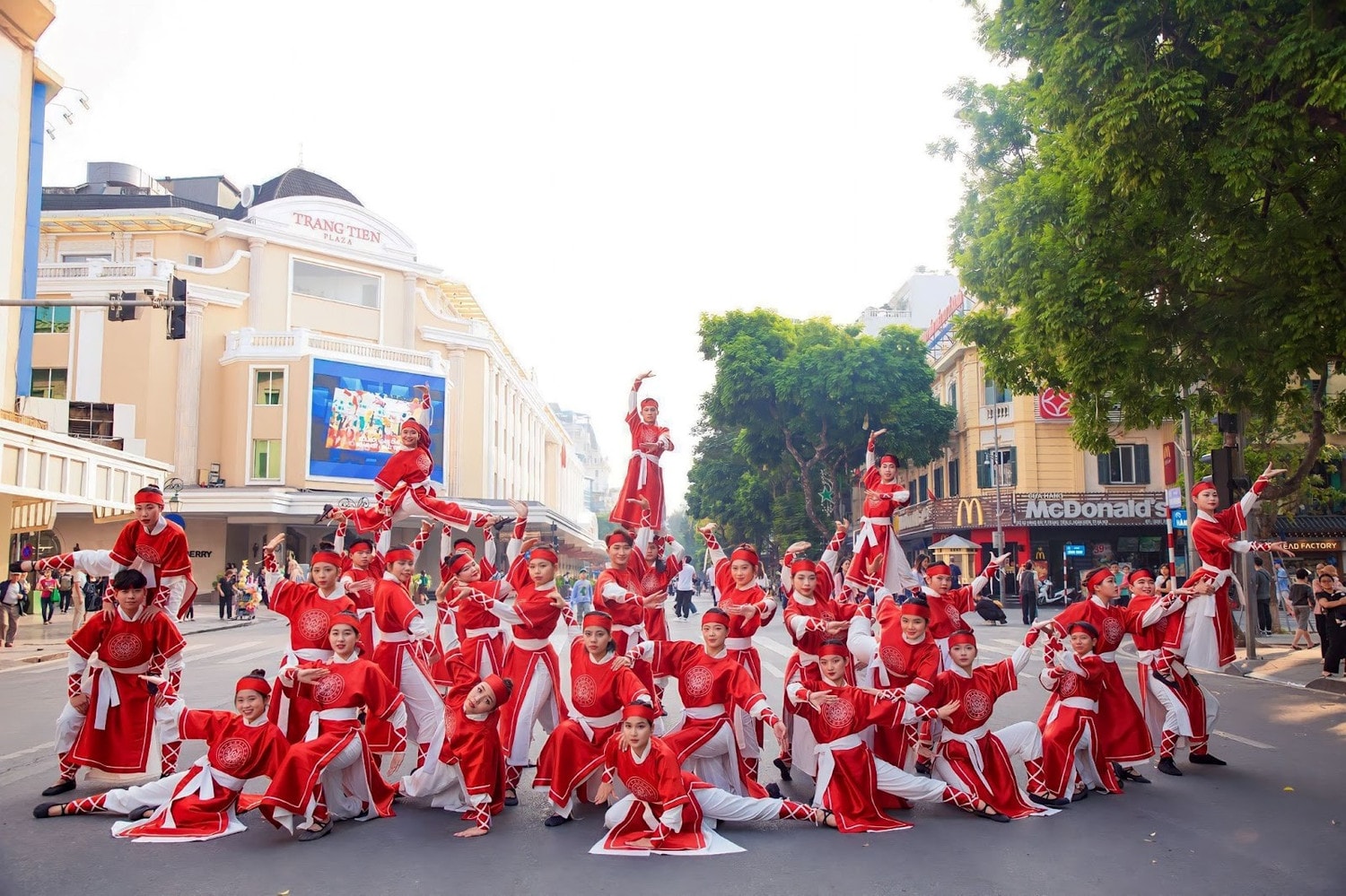 Sục sôi hào khí non sông qua MV “Hội nghị Diên Hồng - Thánh tổ Trần Nhân Tông” trên phố đi bộ Hồ Gươm -0