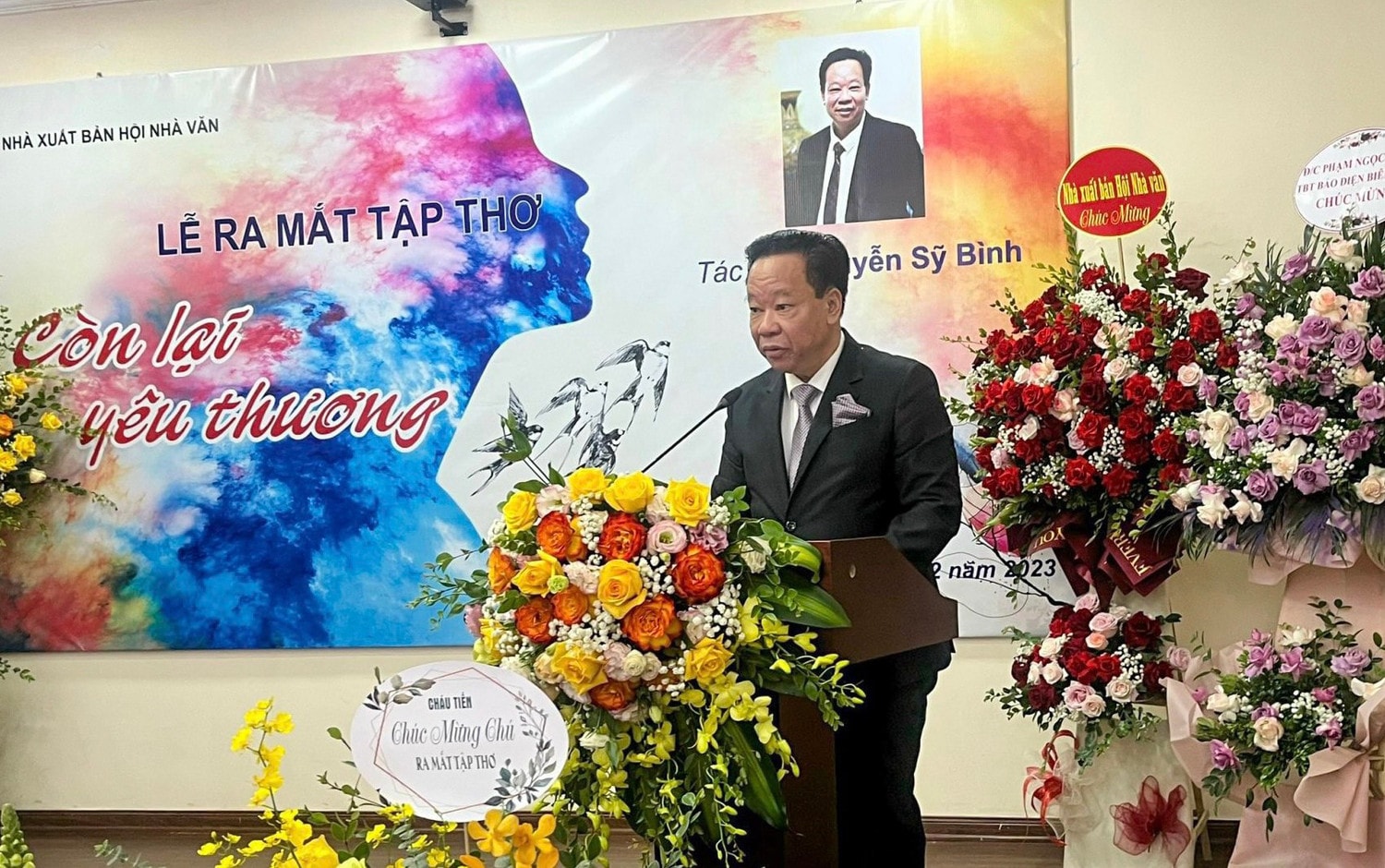 Ra mắt tập thơ “Còn lại yêu thương” của nhà thơ Nguyễn Sỹ Bình -0