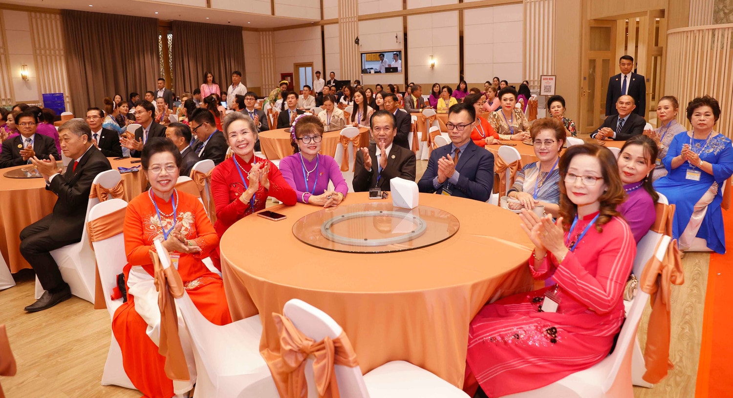 Chủ tịch Quốc hội Vương Đình Huệ gặp gỡ cộng đồng người Việt Nam tại Thái Lan -0