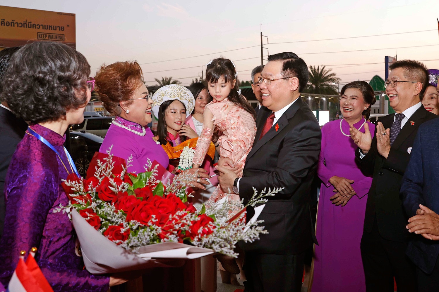 Chủ tịch Quốc hội Vương Đình Huệ gặp gỡ cộng đồng người Việt Nam tại Thái Lan -0